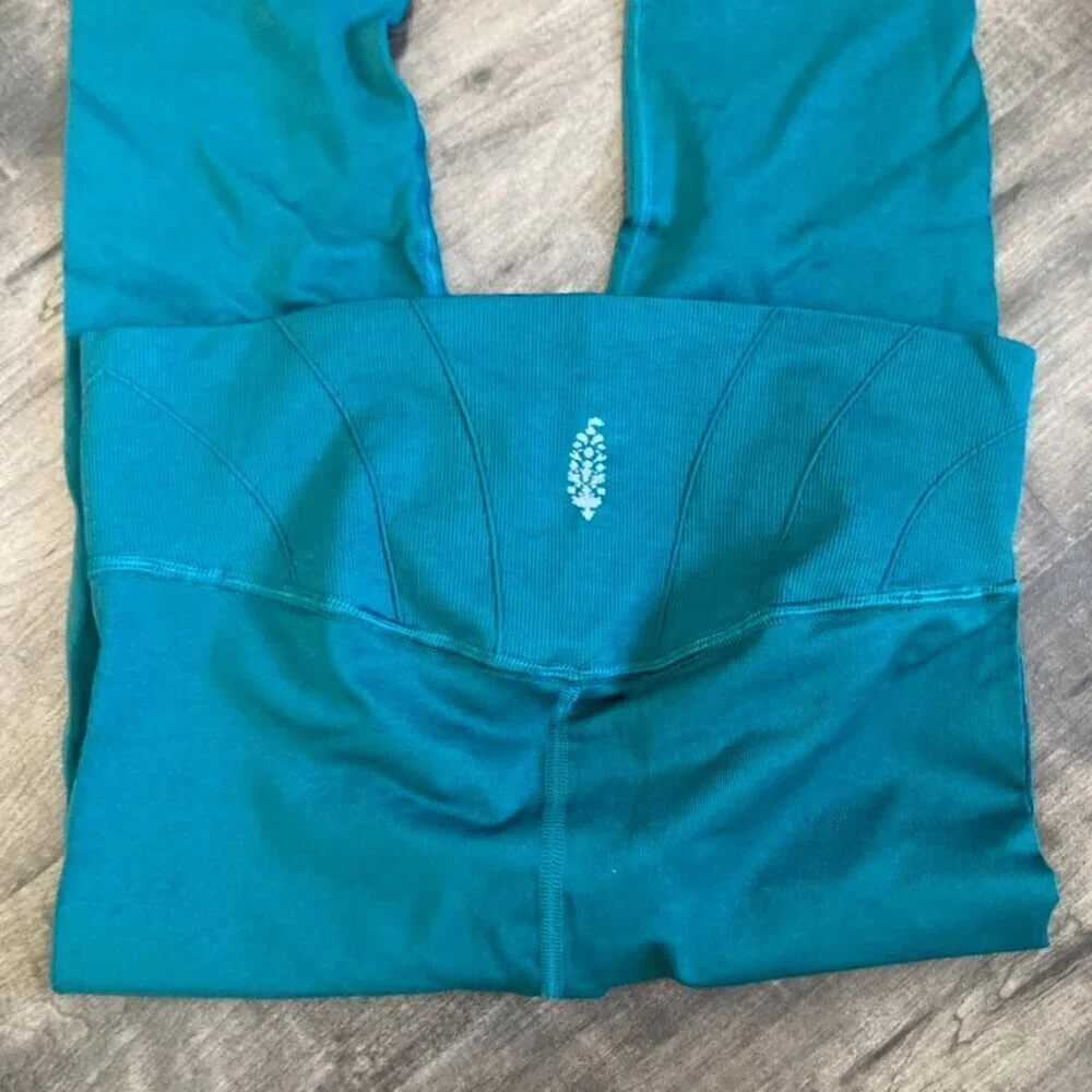 NWT Free People Movement On The Rise Crop Leggings Pacific Dark Green Sz XS/S